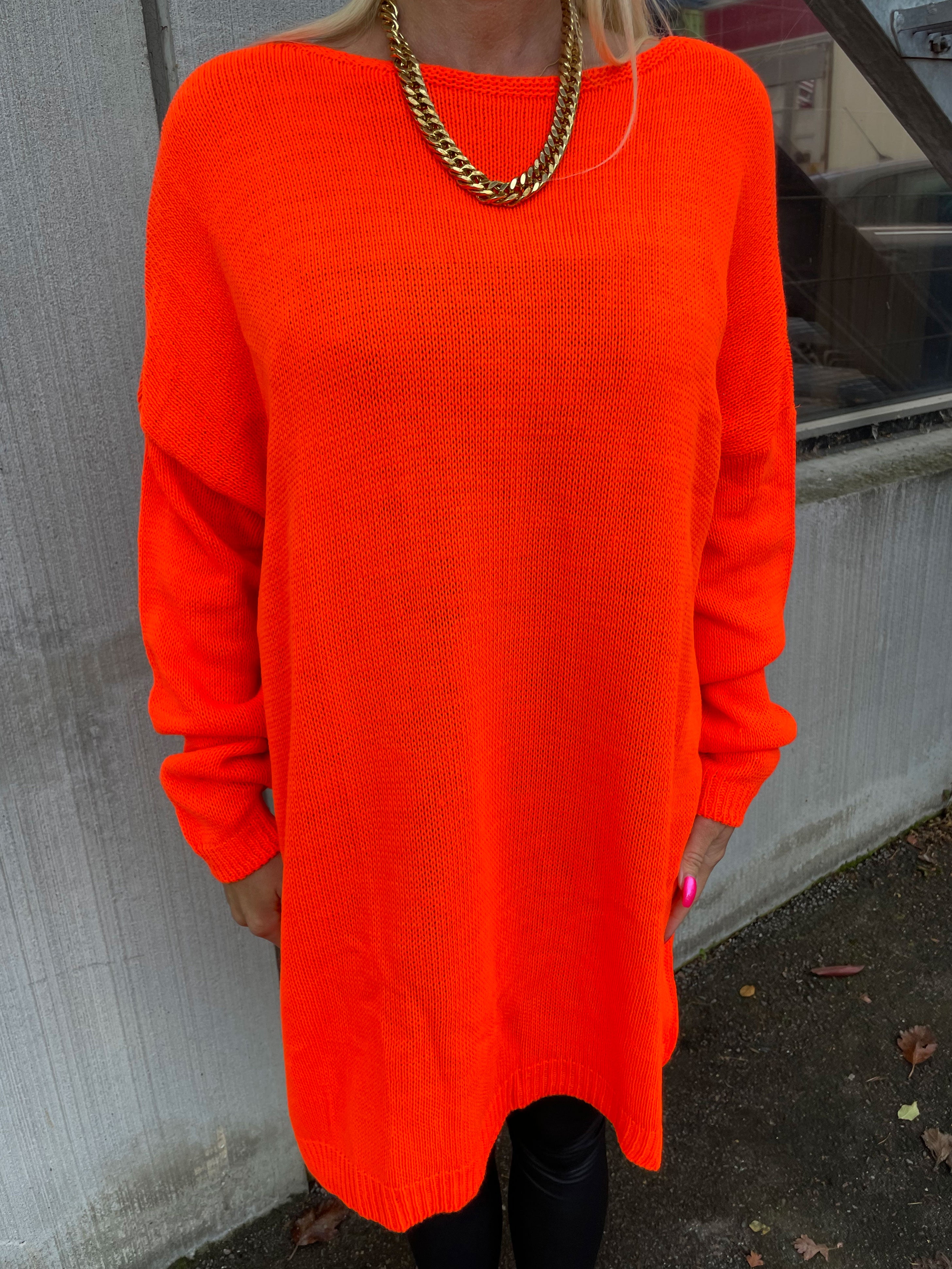 Stella - Simpel strikkjole med dyb ryg